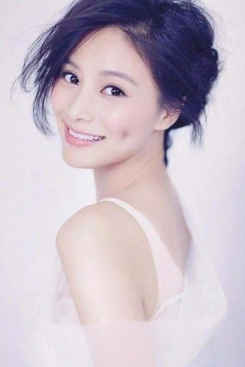 酒窝美女[亲吻]