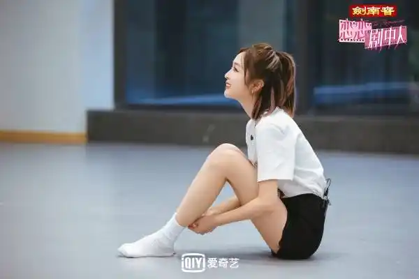 爱奇艺《恋恋剧中人》两组搭档默契升温 吴宣仪解放天性情绪爆发