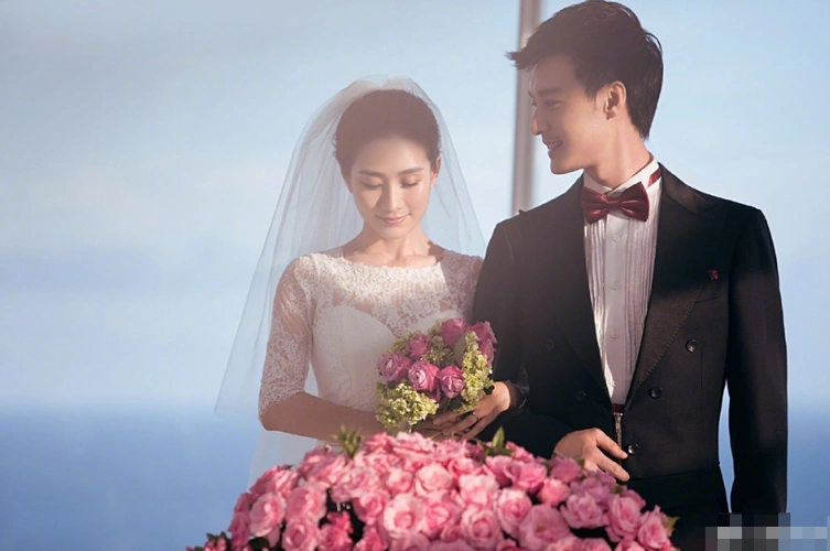 陶昕然晒照庆祝结婚五周年,老公何建泽大方表白,喊话方式超甜蜜