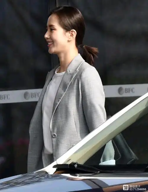 刘诗诗的衣品很不错身穿灰色西装搭配白色t恤干练中带着休闲