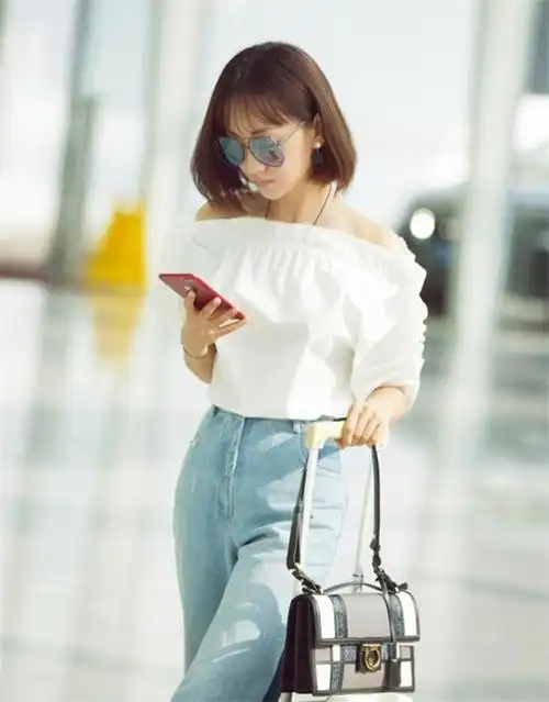 搭配清爽十足的牛仔裤,杨蓉的这身穿搭,为我们做出了很好的示范.