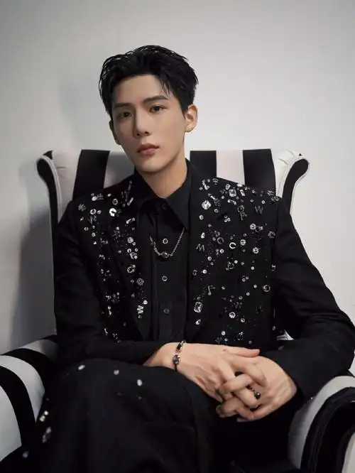 瘦了之后更加帅气了吧,一身红西装魅力十足~#王安宇瘦