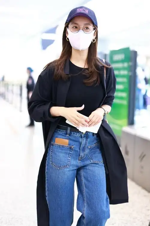 吕一穿黑色风衣搭配蓝色牛仔裤,戴棒球帽简约时尚|吕一|牛仔裤|风衣