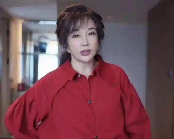 68岁刘晓庆挑战高难度空中劈叉,动作略显吃力,网友:真是不服老_视频