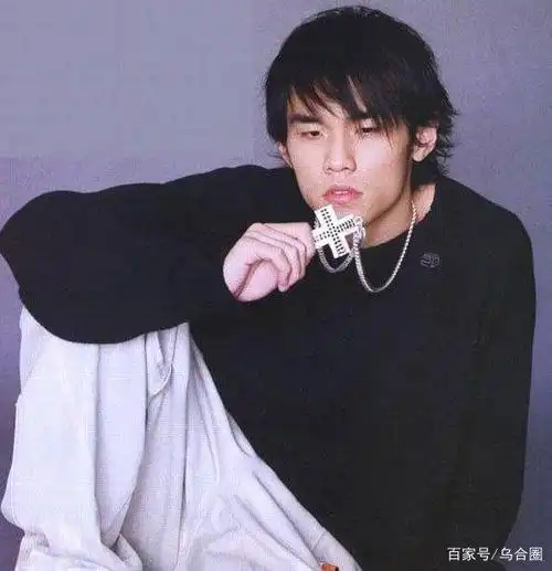 周杰伦出道20年发旧照,小鲜肉变"周胖子",粉丝:是奶茶的错~