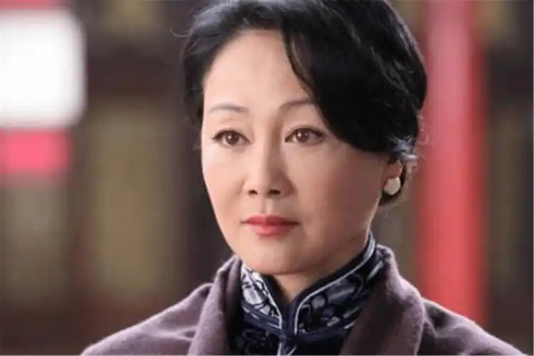 王姬年过5旬气质不减老公帅气女儿漂亮儿子是她内心深处的痛