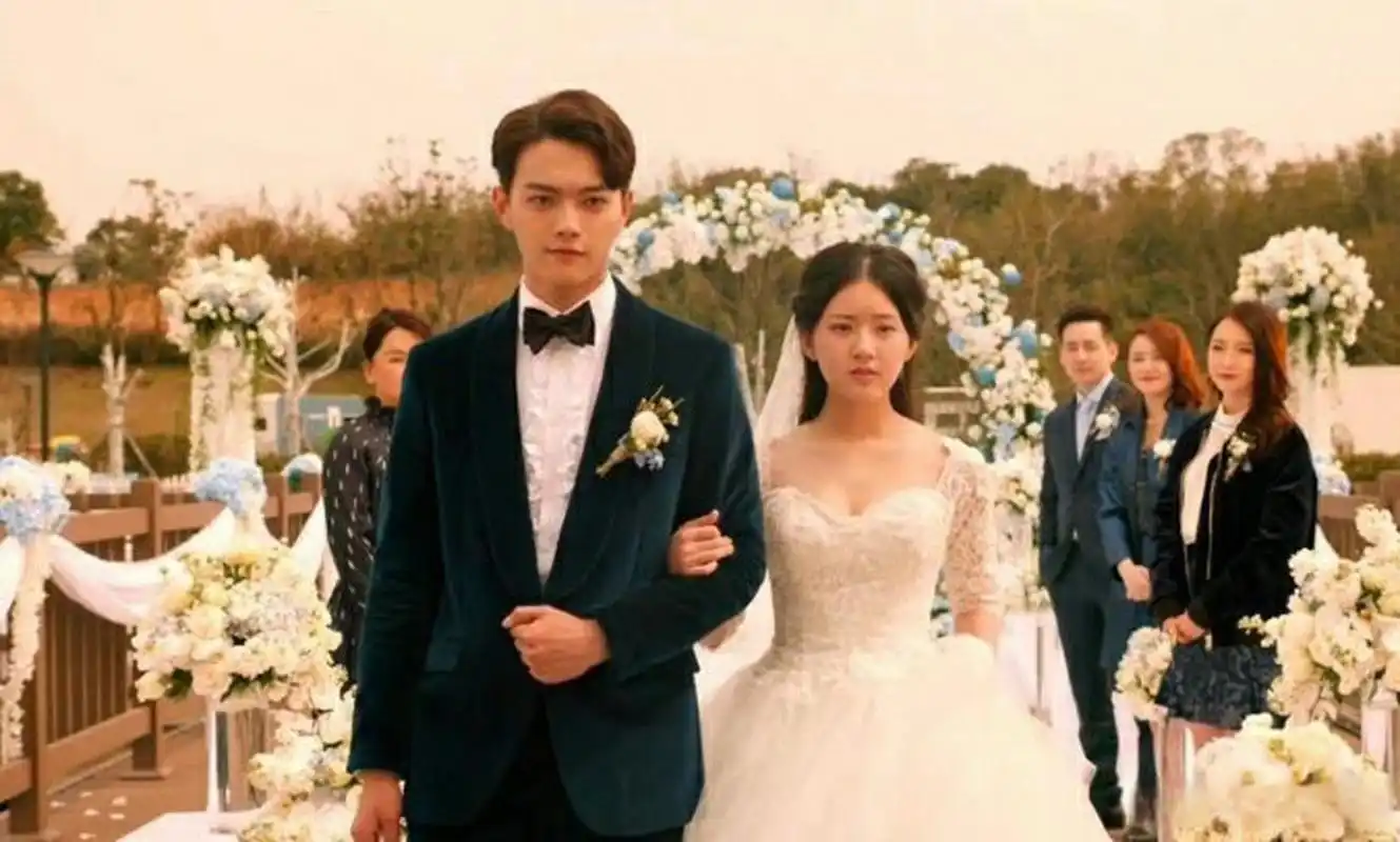 许凯赵露思合体拍大片,谁懂,一下子梦回蓝色生死恋时期,那个时候两人