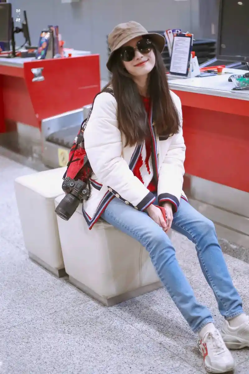 倪妮机场造型超美,条纹针织衫配牛仔裤清爽养眼,不愧为街拍女王