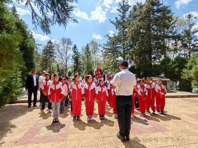 七星关区观音桥街道中心校开展清明节祭英烈主题党日活动