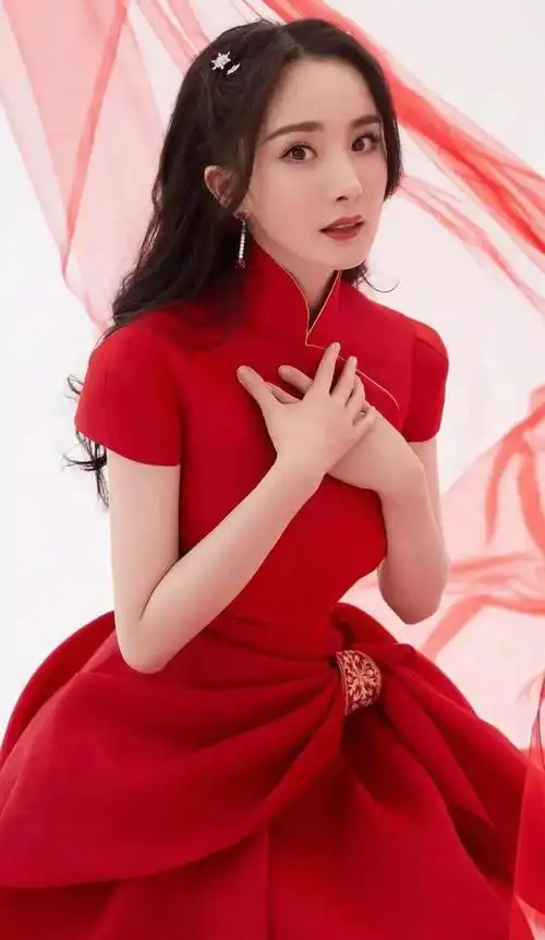 杨幂红毯上冷的打哆嗦高情商缓解尴尬红毯造型惊艳众人