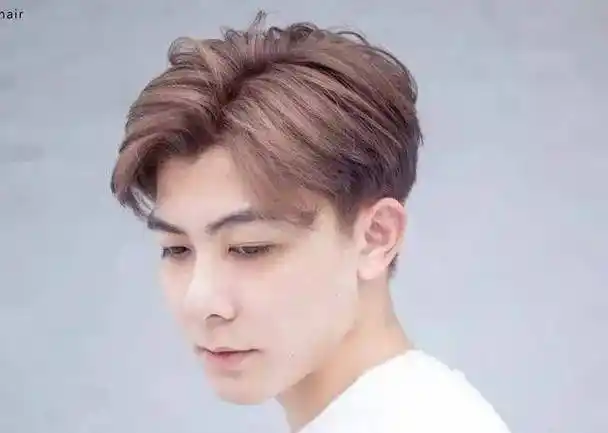 秋天到了,剪一款子弹头发型,可以让你显得特别利落帅气,两边干干净净