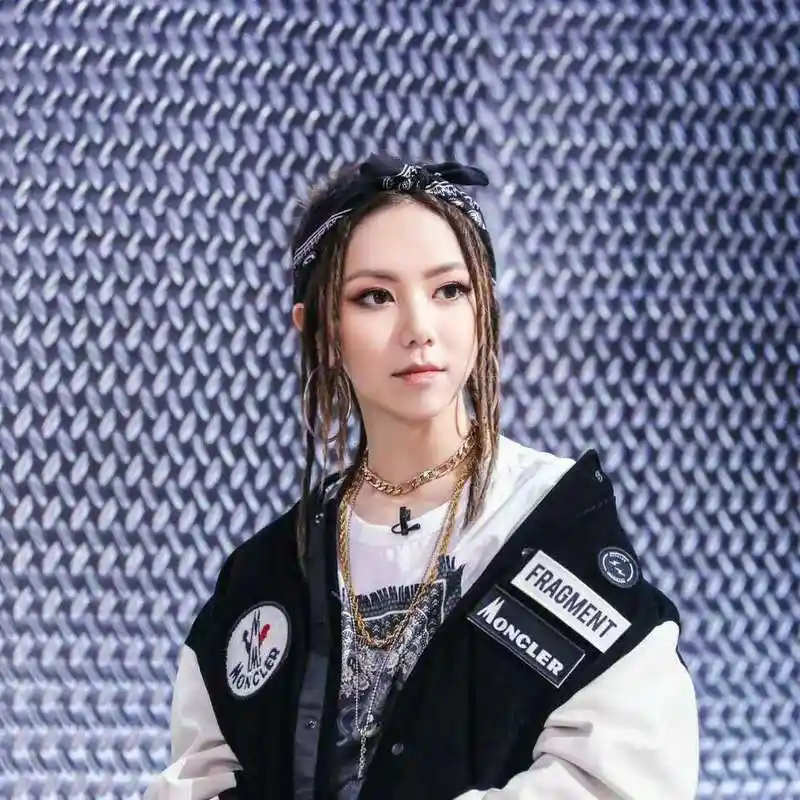 邓紫棋脏辫超级的酷,吸引不少的人关注,风格大变!