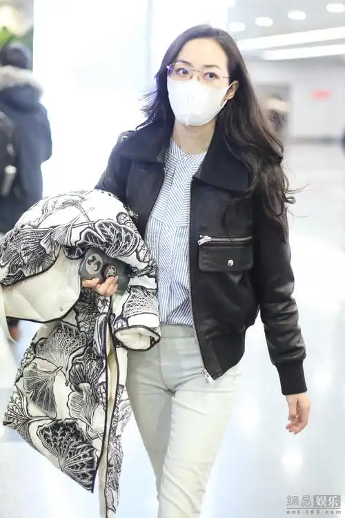 帅气姐姐韩雪衬衫搭皮衣干练潇洒走路带风