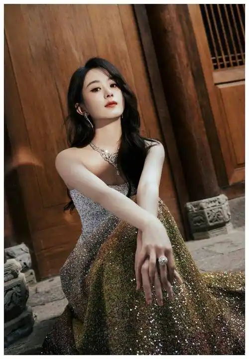 赵丽颖抹胸裙美照曝光身姿婀娜令人惊艳新高度美出新境界