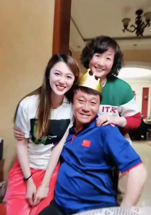 高峰和那英分手之后就和自己的同学范春玲结婚了,两个人关系很好,一直