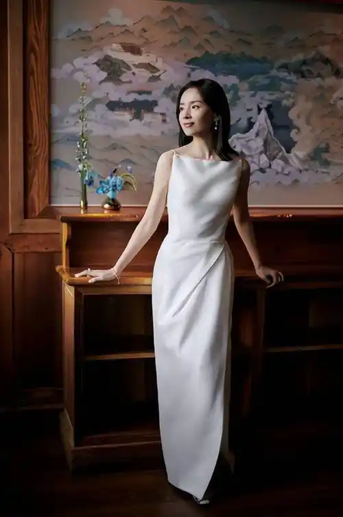 43岁董洁晒照身材干瘦!