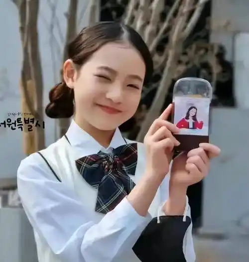 韩国13岁女孩林书媛出道,脸庞神似张元英,网友:牙都还没换齐_年纪_未