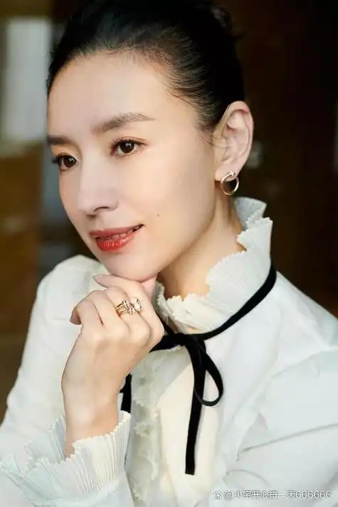 说起董洁,想必大家都不陌生吧,从小10岁开始学习舞蹈,16岁登上春晚