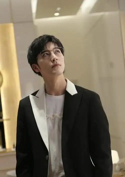 赵露思和徐开骋亮相快乐大本营两人同台合唱赵露思好娇小