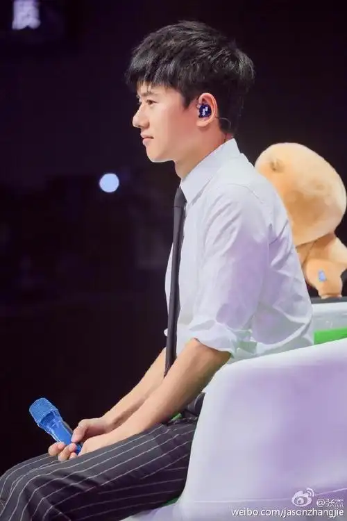 谢娜成晒夫狂魔与帅气张杰同台秒变小女生恩爱十足