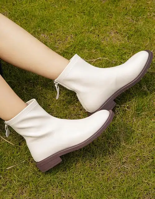 气质拉满回头率超高的白色短靴每天都想穿