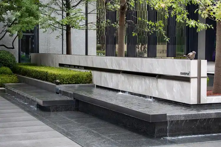 流水景墙横向展开,中和了大门立面强烈的节奏感.