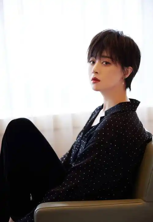 中年女人,更加追求干练利落的大女人气场,不喜欢过于甜腻,柔和的发型