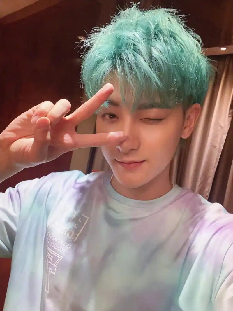 黄子韬薄荷绿发色好好看啊薄荷绿发色好显白,夏日甜豆黄子韬!