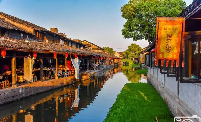 浙江古镇占地仅24平方公里,绍兴四大古镇之一,夕阳下景美如画_地方