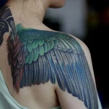 美女肩部彩色翅膀纹身图案