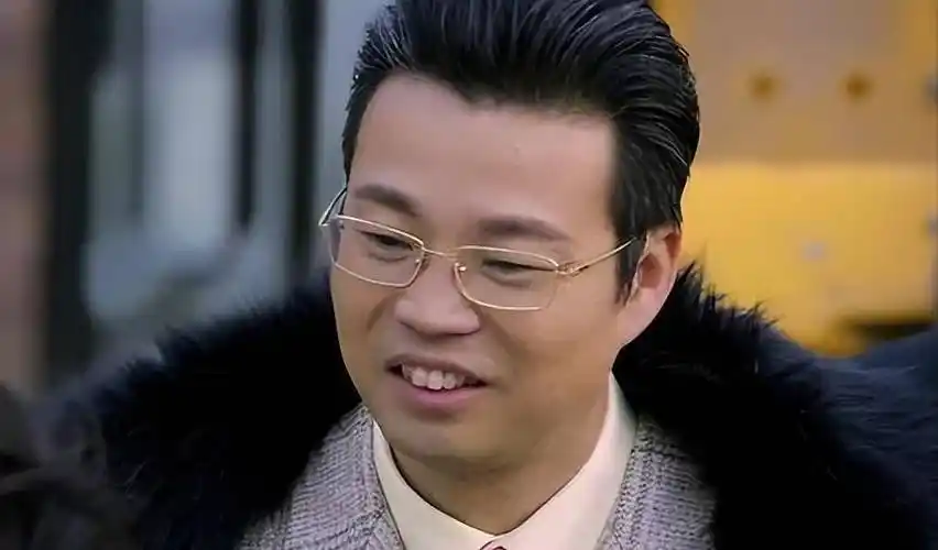 5位丑男演员,娶得老婆咋一个比一个漂亮?_赵亮_王迅_妻子