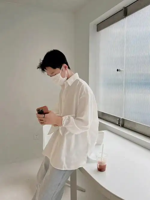 男生穿白衬衫很容易给人一种自然清爽的感觉,搭配浅色水洗牛仔裤和