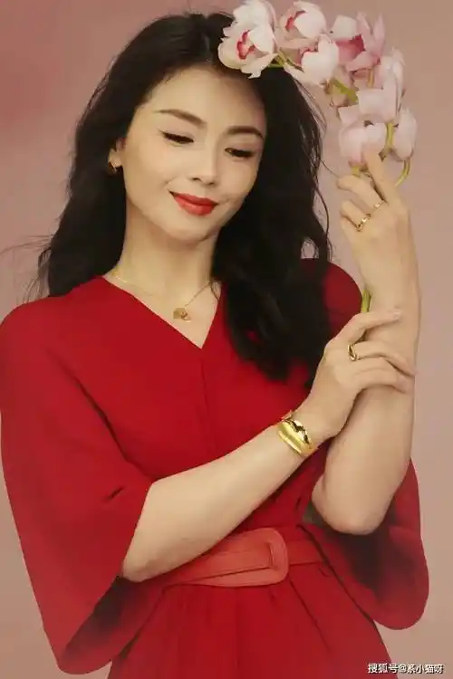 刘涛穿红裙现身,尽显女人风采_女性_红色_长裙