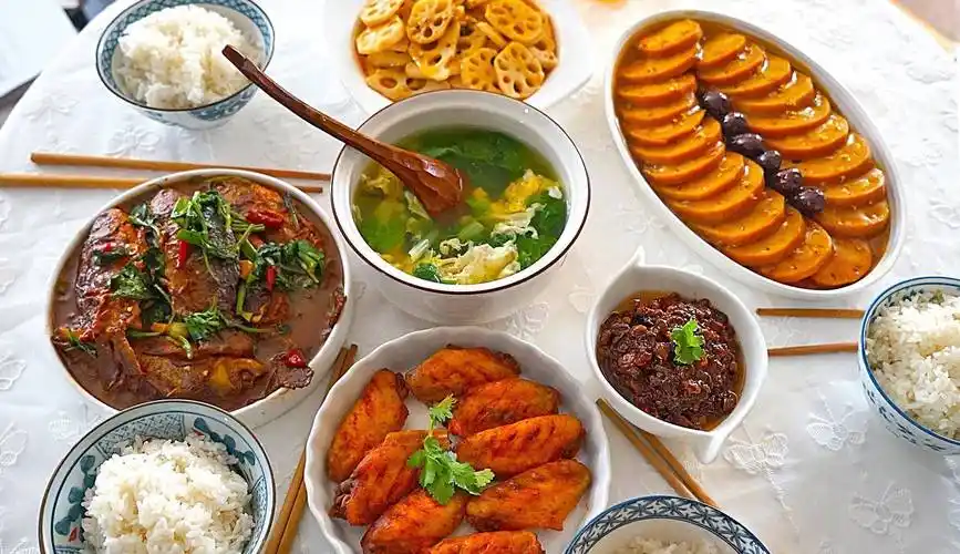 晒晒我家的午餐,一小时五菜一汤,荤素搭配都好吃_妈妈_道菜_鲫鱼