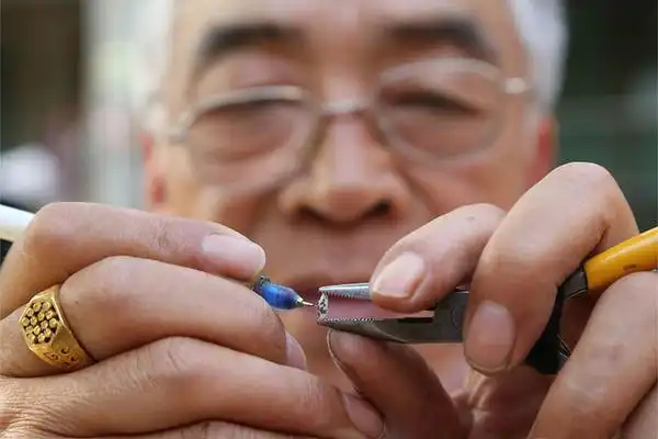 豫北一奇人在米粒上作画微雕技术堪称一绝细看作品需用放大镜