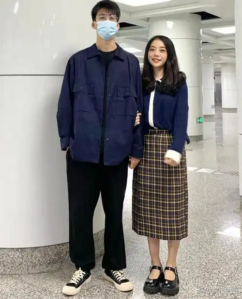 高颜值情侣穿搭,158女友和178男友甜蜜同框,越看越般配