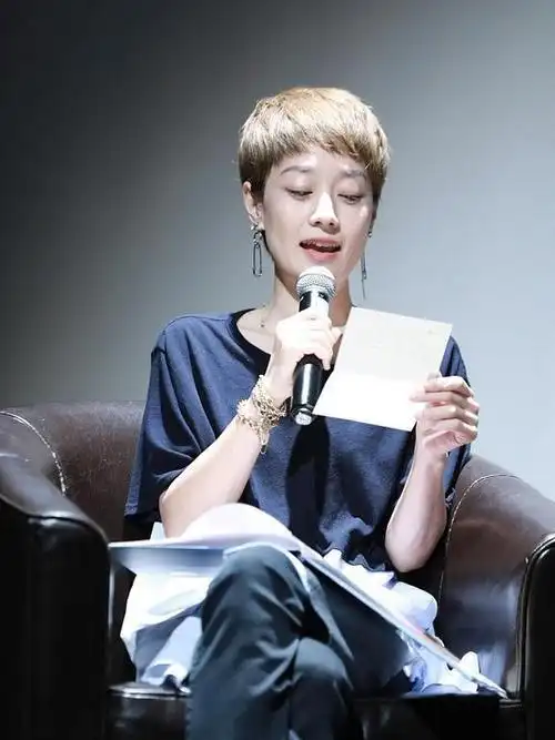 43岁马伊琍低调亮相,身穿简装难掩好气质,把别针当耳环真有个性|短发|