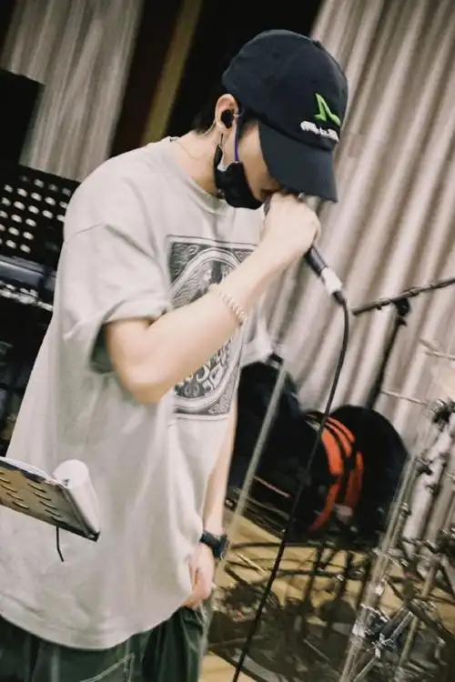 我愿称之为 戴帽子最帅的男人  这两天大吃特吃      #蔡徐坤自拍