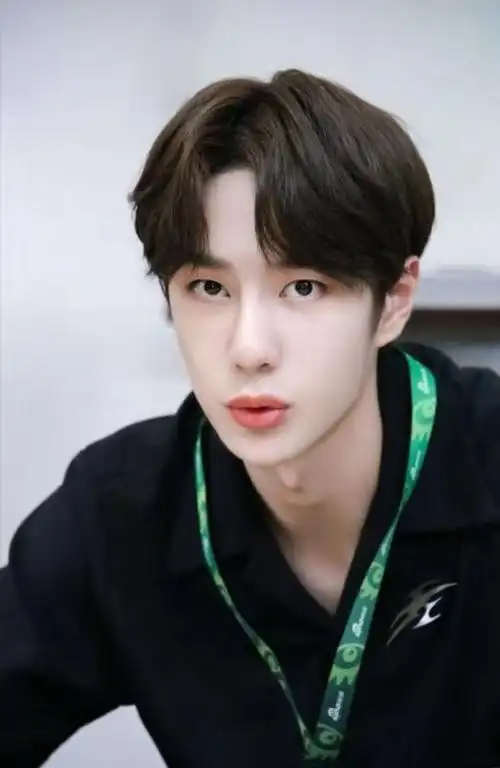 网友晒出王一博14岁旧照,谁知这一次,韩庚成了背景板