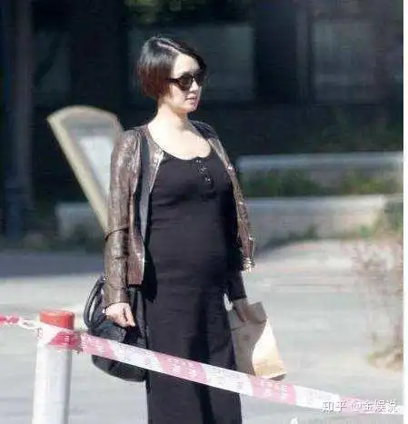 郭碧婷挺大肚和闺蜜逛街被指邋遢这是向佐跟网红暧昧的理由