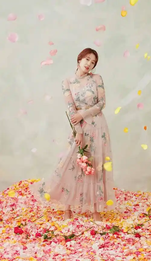 朴信惠早春写真清新扑面,繁花交错清香芬芳,造型更是活力四射_画面