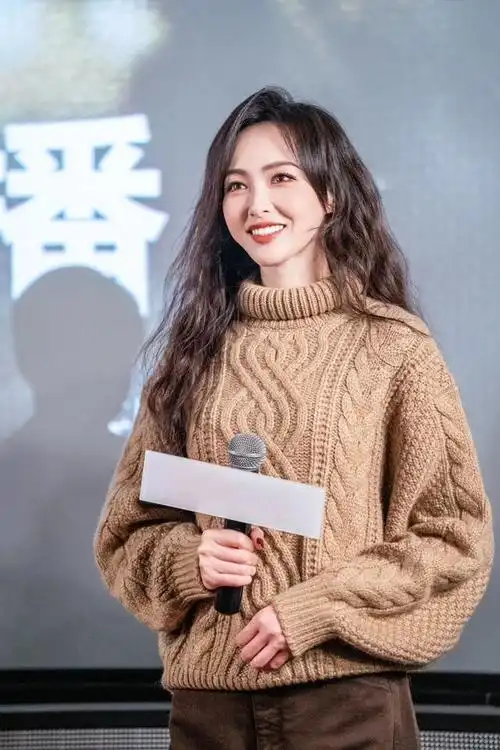 《繁花》路演,唐嫣又带火了一种新穿法:毛衣 香蕉裤,太时髦|穿搭|毛衣