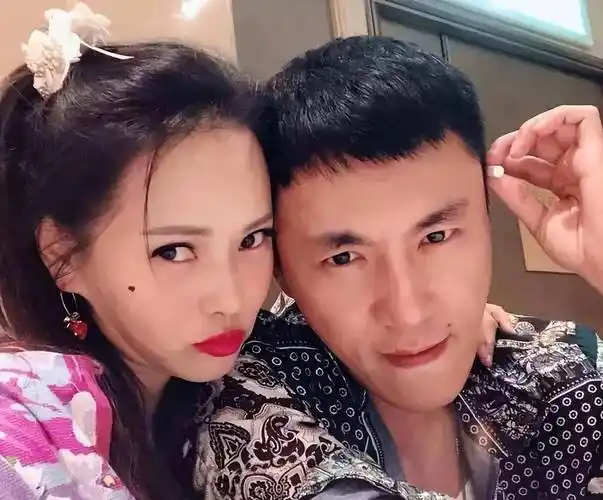 秦昊老婆跑韩国打水光针,56岁伊能静满脸针眼,感慨:真的很痛_婚礼