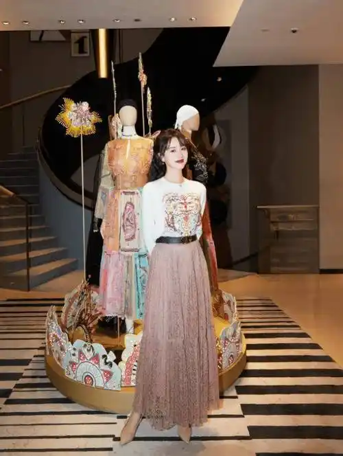 袁冰妍拍摄时尚大片,穿刺绣针织衫配透视裙,28岁甜如初恋_look_黑色