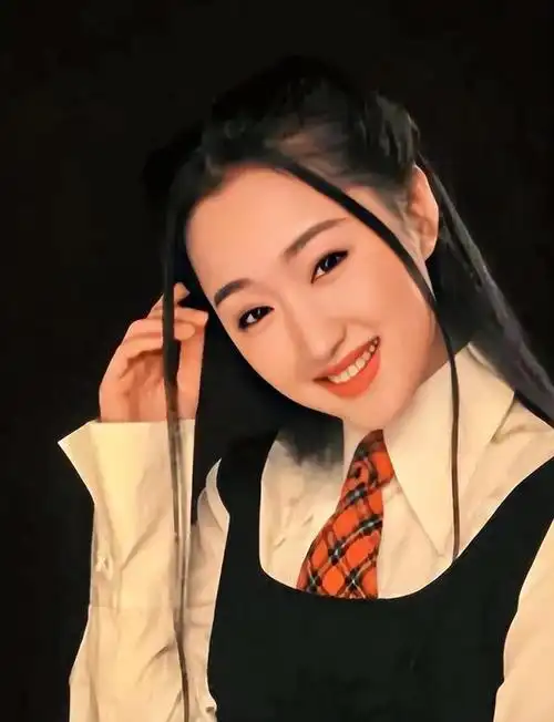 杨钰莹终究是老了,在美颜下看似年轻,但还是暴露了真实年龄!