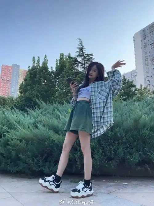 吴宣仪晒路边随性自拍背心搭宽松衬衫露小蛮腰