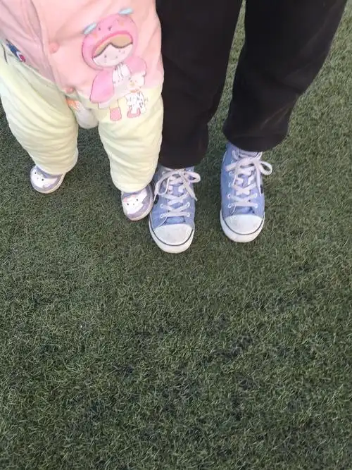 人家是大手牵小手,我们是大脚小脚一起走