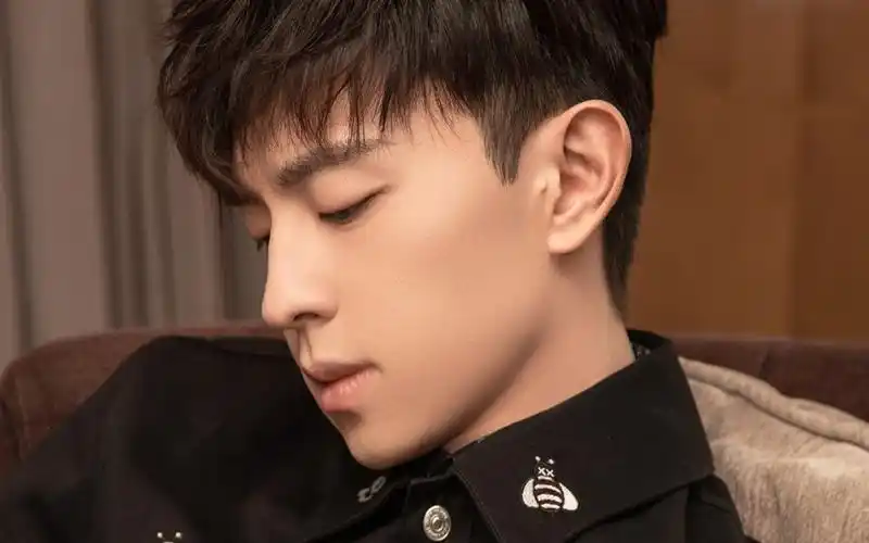 邓伦帅气迷人写真图片桌面壁纸-大陆明星-壁纸下载-美桌网