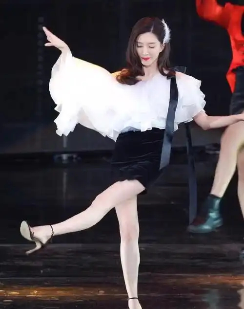 江疏影穿三分裙秀腿,开始没觉得多细,和伴舞同框,才发现有多美