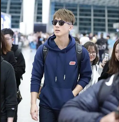 型男奶爸吴尊穿深蓝色连帽卫衣搭配运动裤现身机场 发色潮范帅气